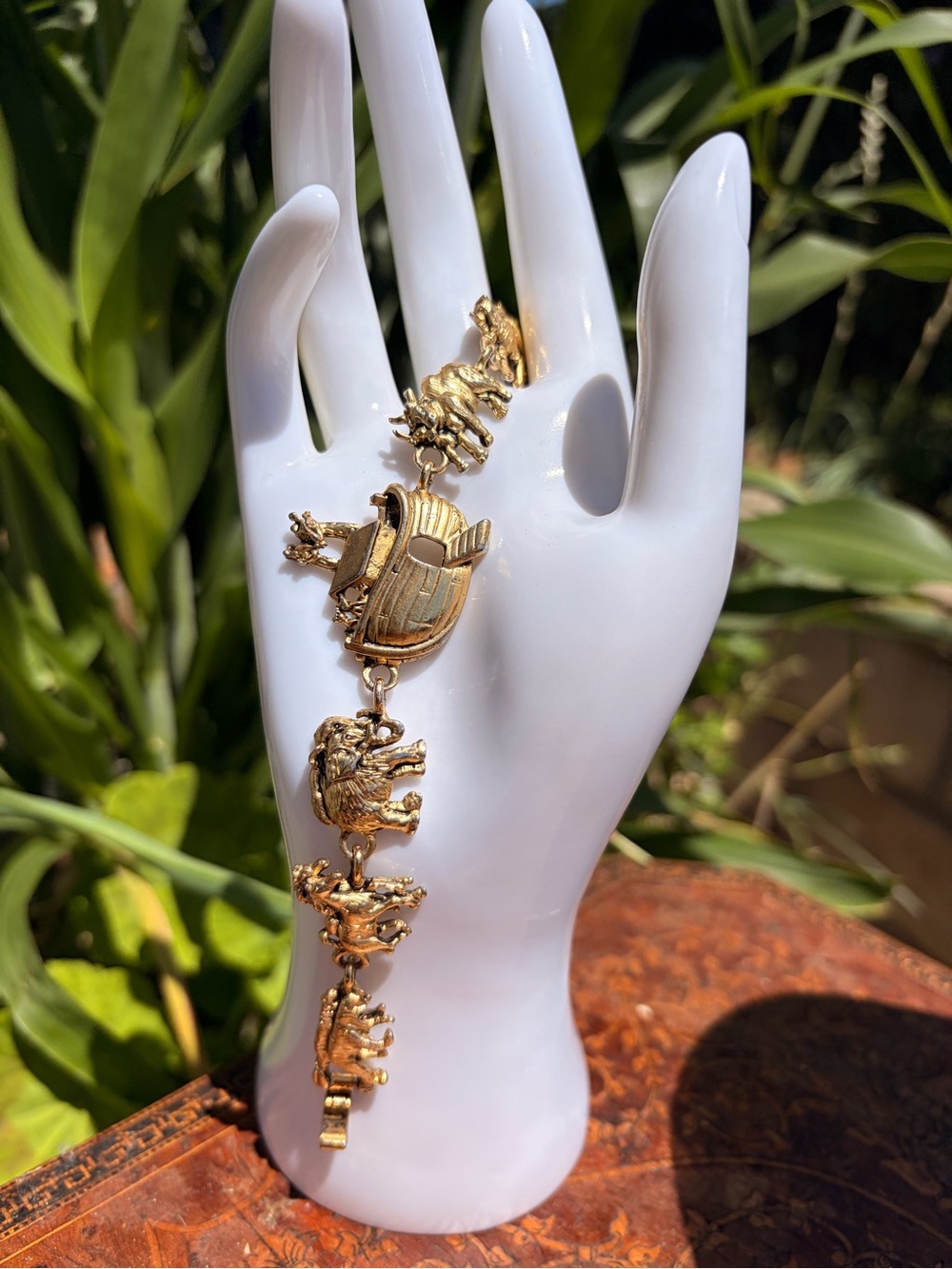 🐘🦒🐐Gold-Tone Animal Charm Bracelet